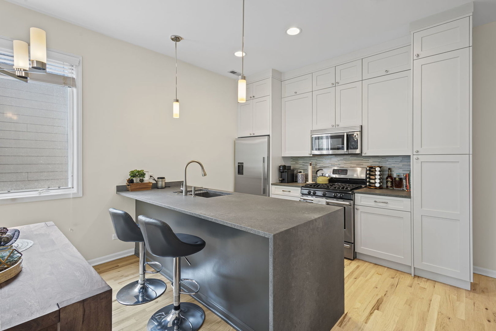 1433 W Belle Plaine Avenue - Photo 5
