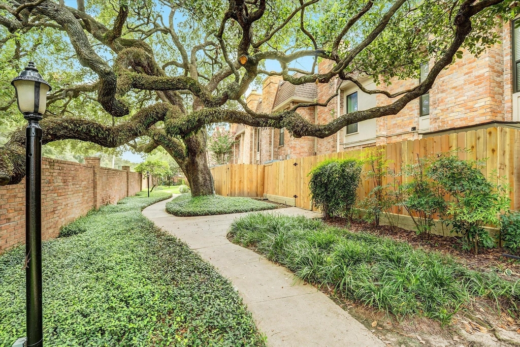 1601 S Shepherd Drive - Photo 2