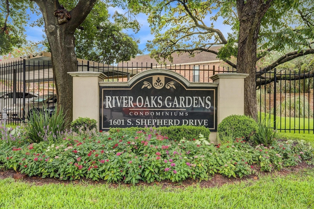 1601 S Shepherd Drive - Photo 0