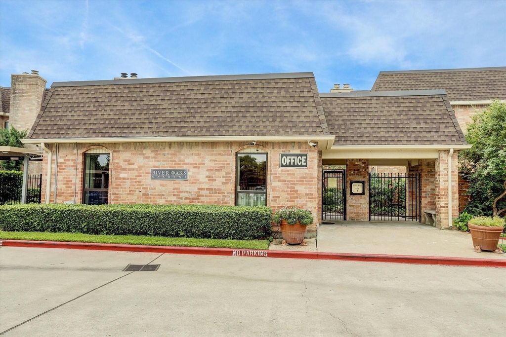 1601 S Shepherd Drive - Photo 1