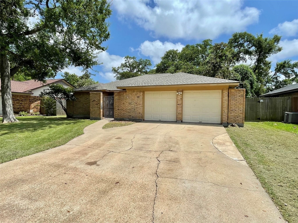 241 Crestwood Street - Photo 0