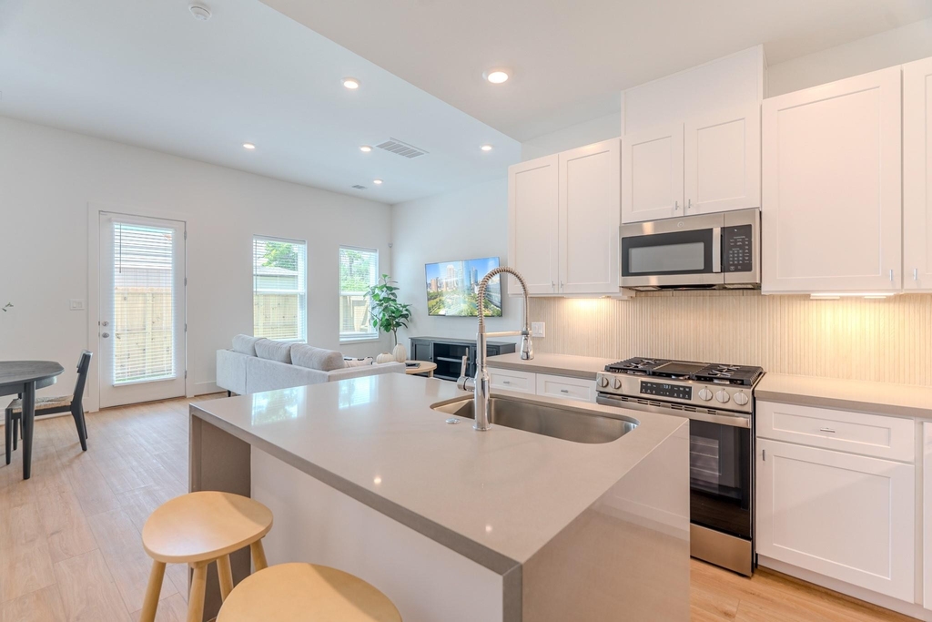 7613 Victory Reserve Street - Photo 5