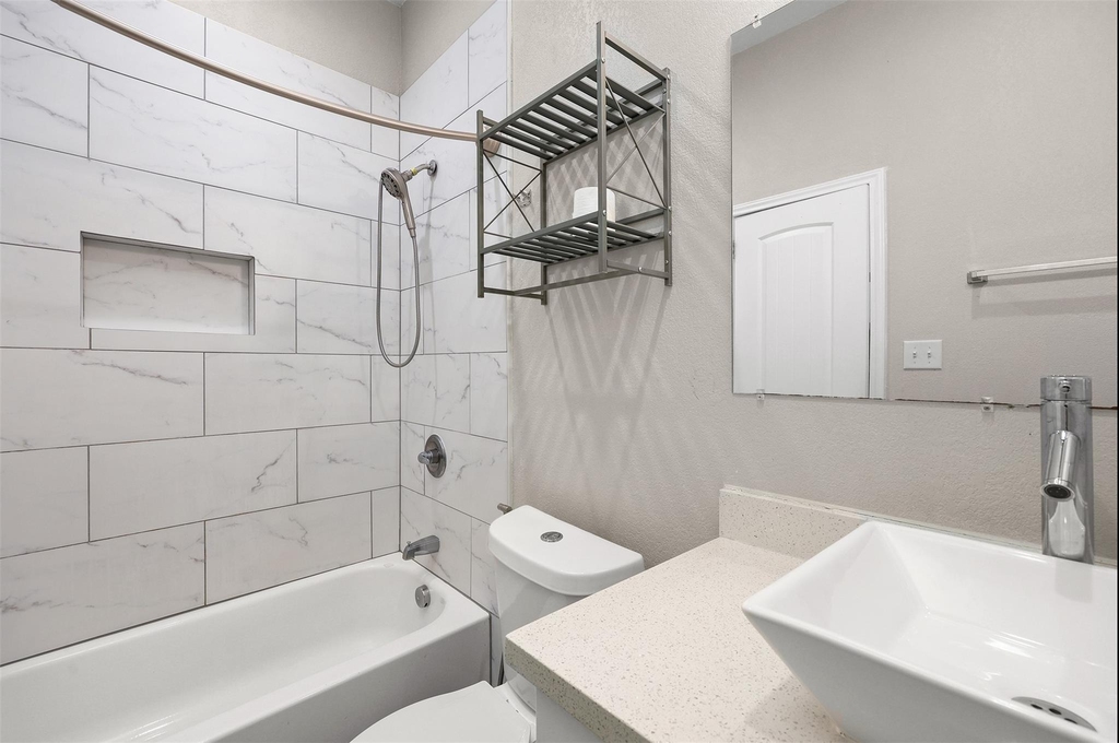 1028 Avenue K - Photo 11