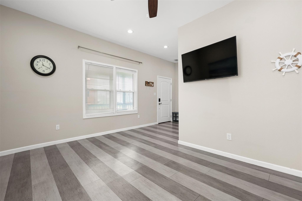1028 Avenue K - Photo 5