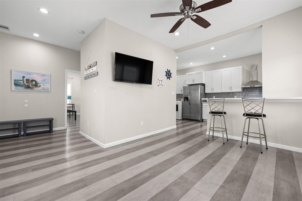 1028 Avenue K - Photo 0