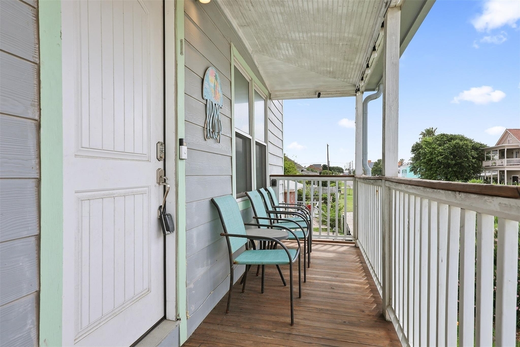 1028 Avenue K - Photo 3