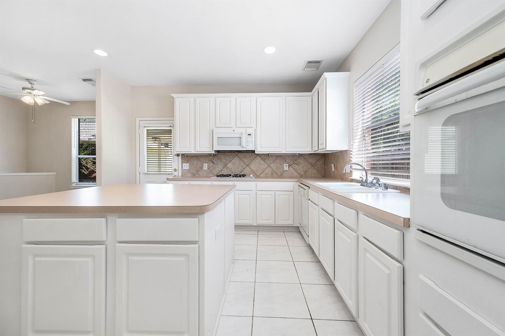 7902 Feather Springs - Photo 18
