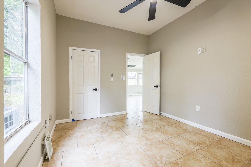 704 W Willis Street - Photo 9