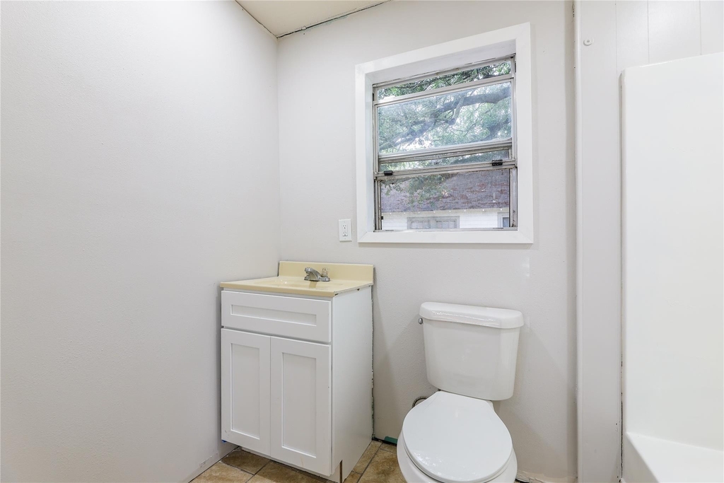 704 W Willis Street - Photo 5