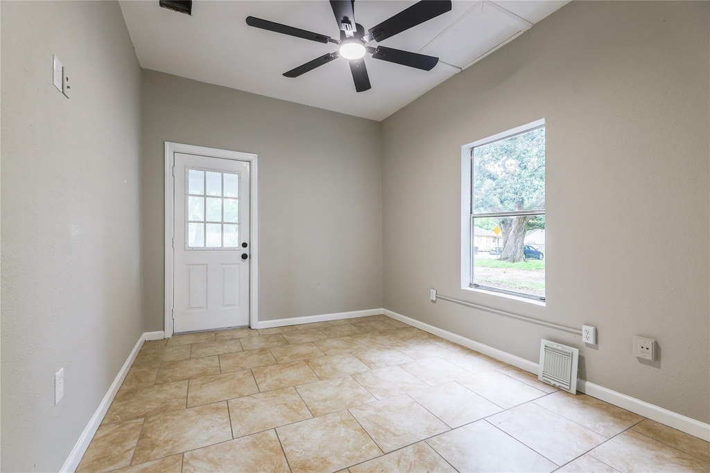 704 W Willis Street - Photo 8