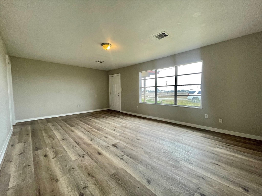 327 W 7th Street - Photo 2