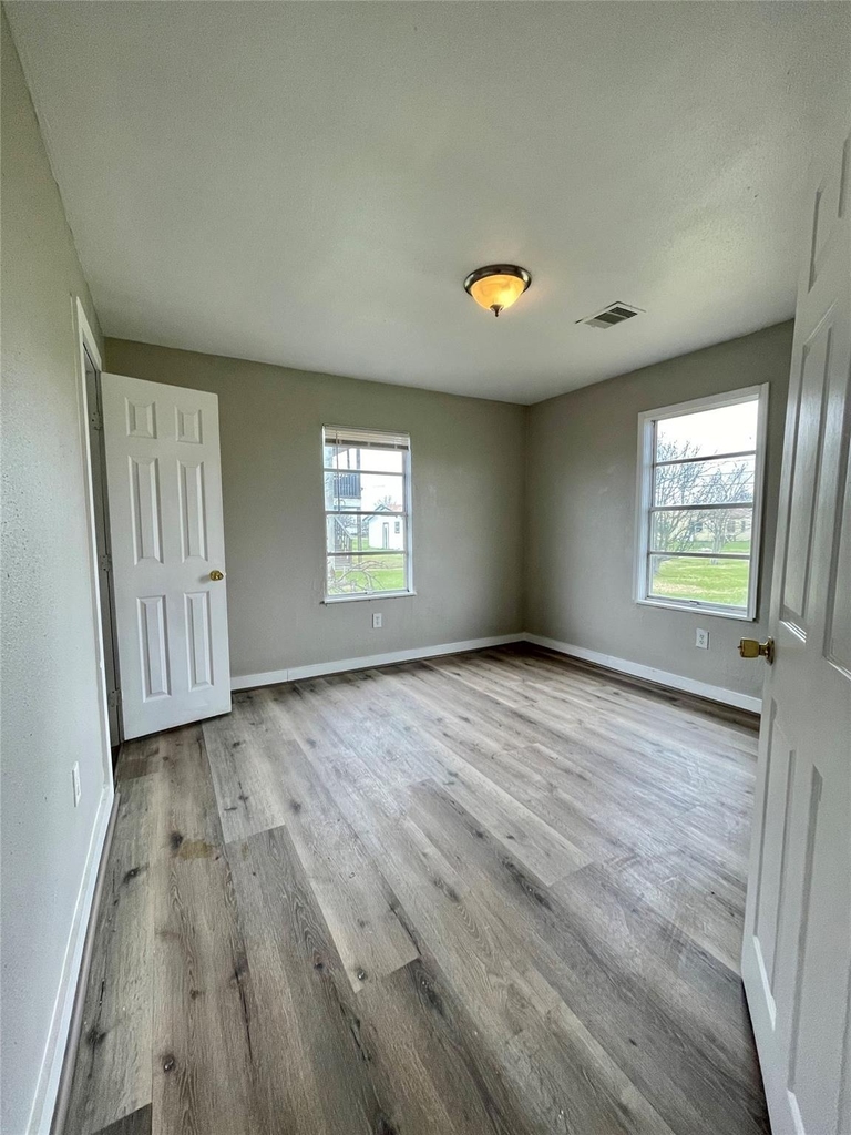 327 W 7th Street - Photo 9
