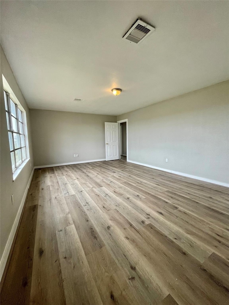 327 W 7th Street - Photo 1