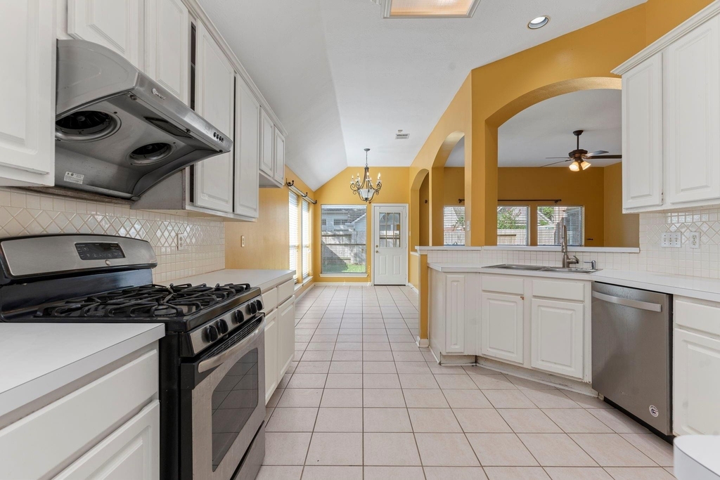 10415 Courtley Street - Photo 8
