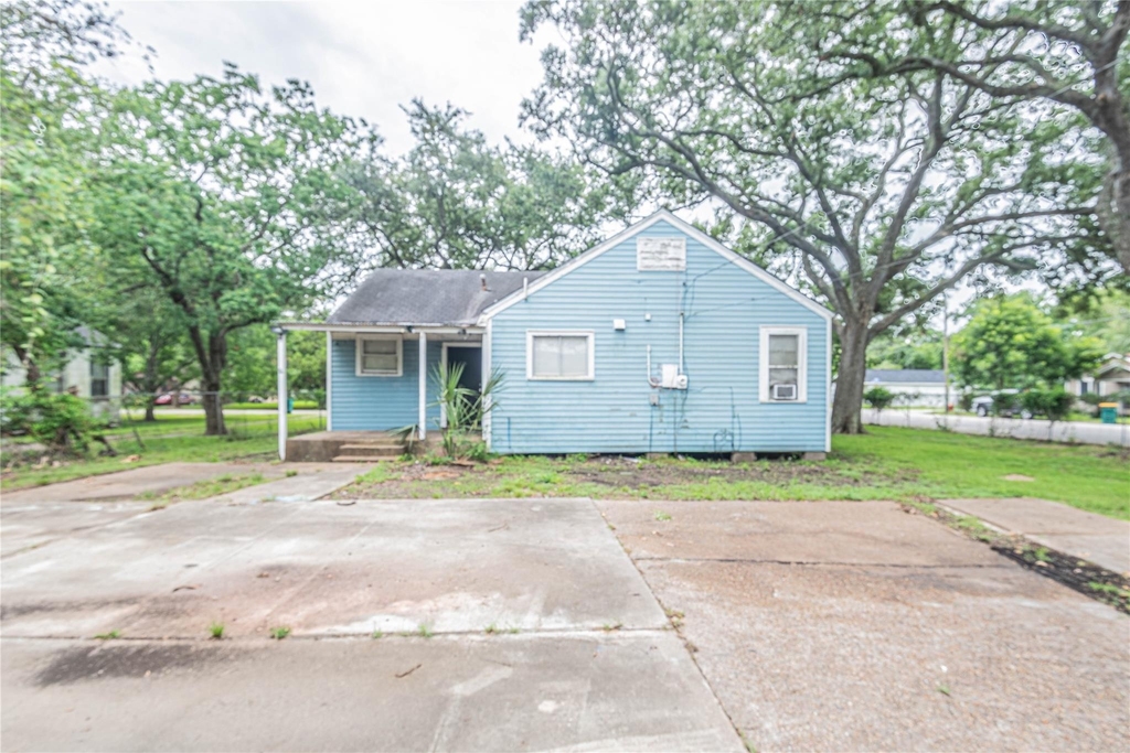 203 Beatrice Street - Photo 2