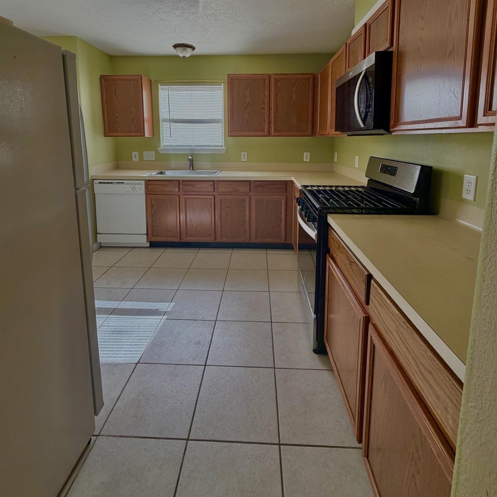 19754 Hon Court - Photo 5