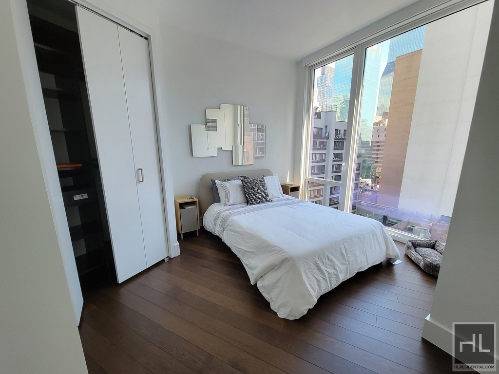 East 44th Street - Photo 3