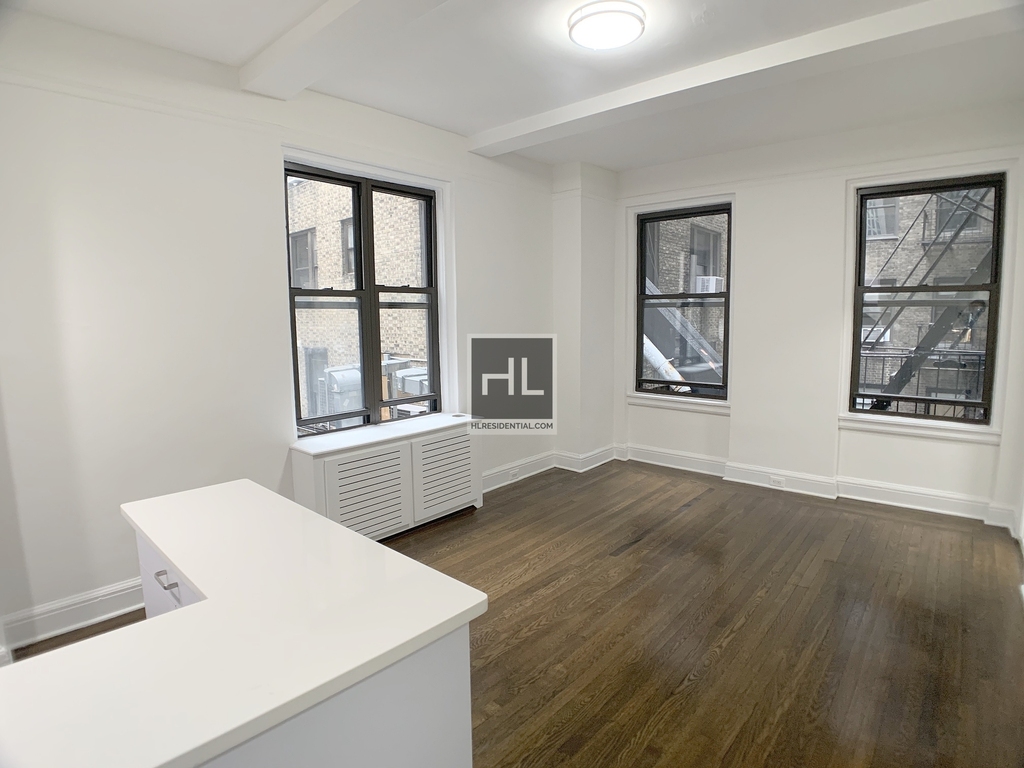 East 46 Street - Photo 0