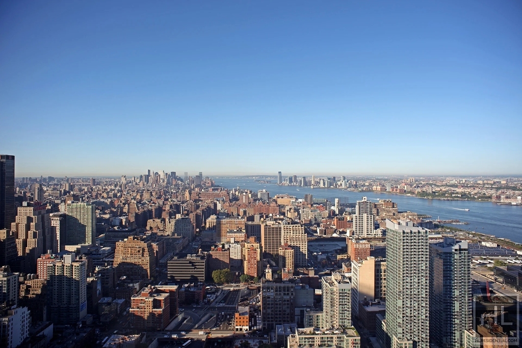 West 42nd Street - Photo 14