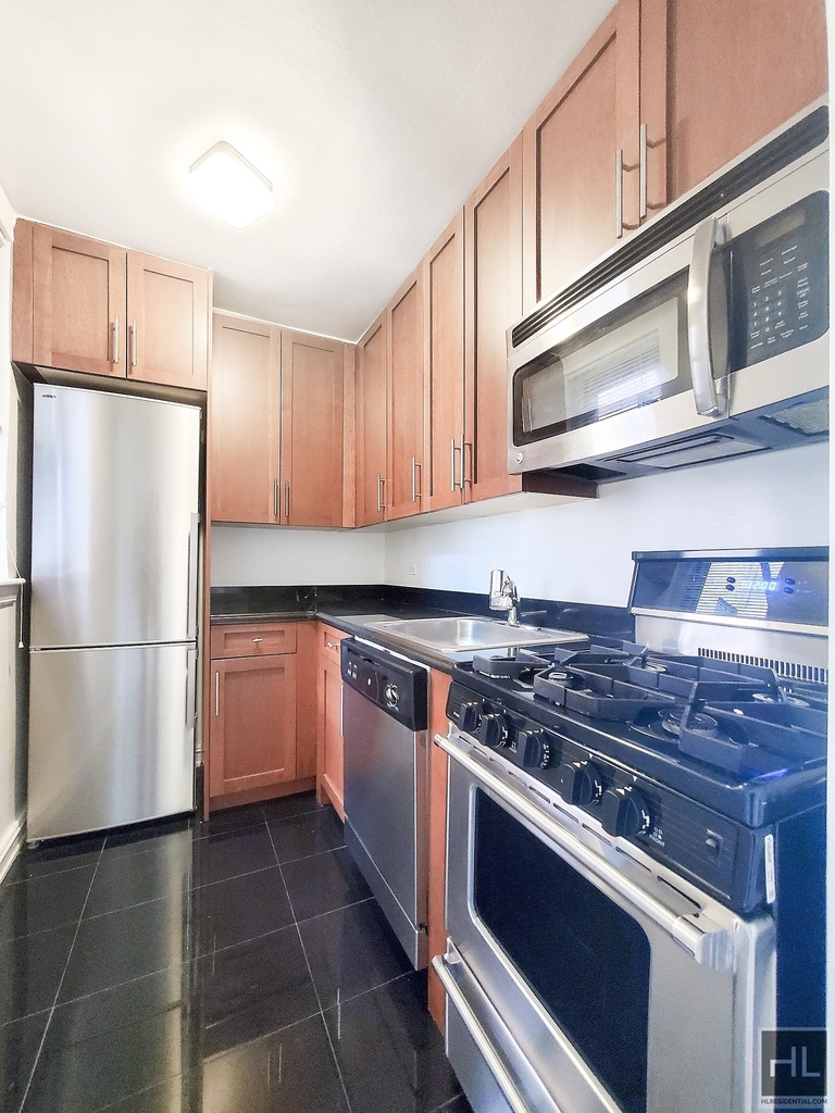 East 36 Street - Photo 3