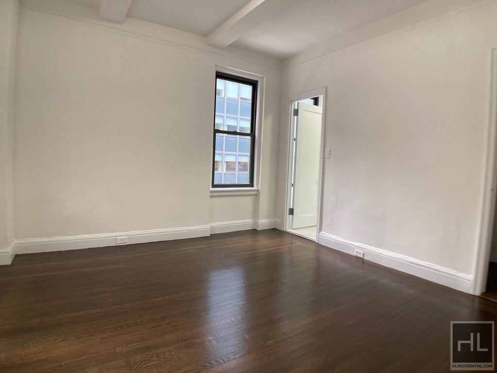East 46 Street - Photo 3