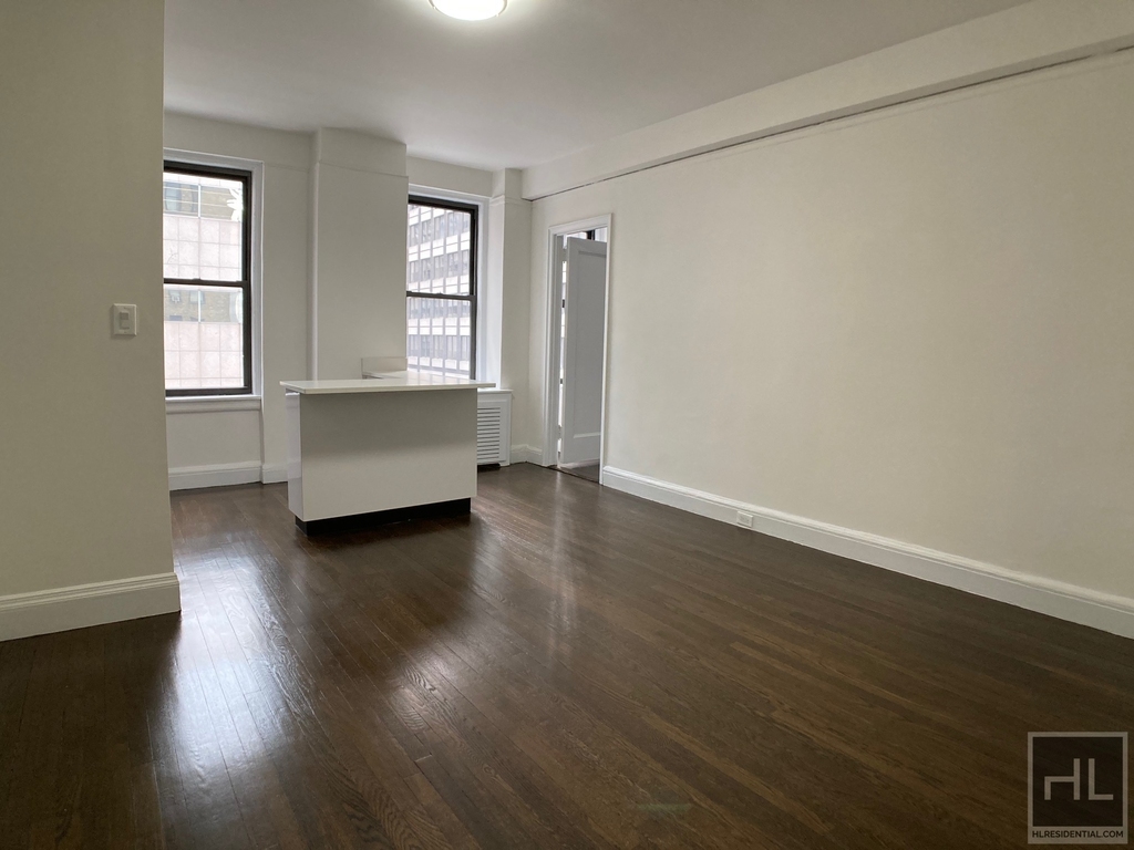 East 46 Street - Photo 1