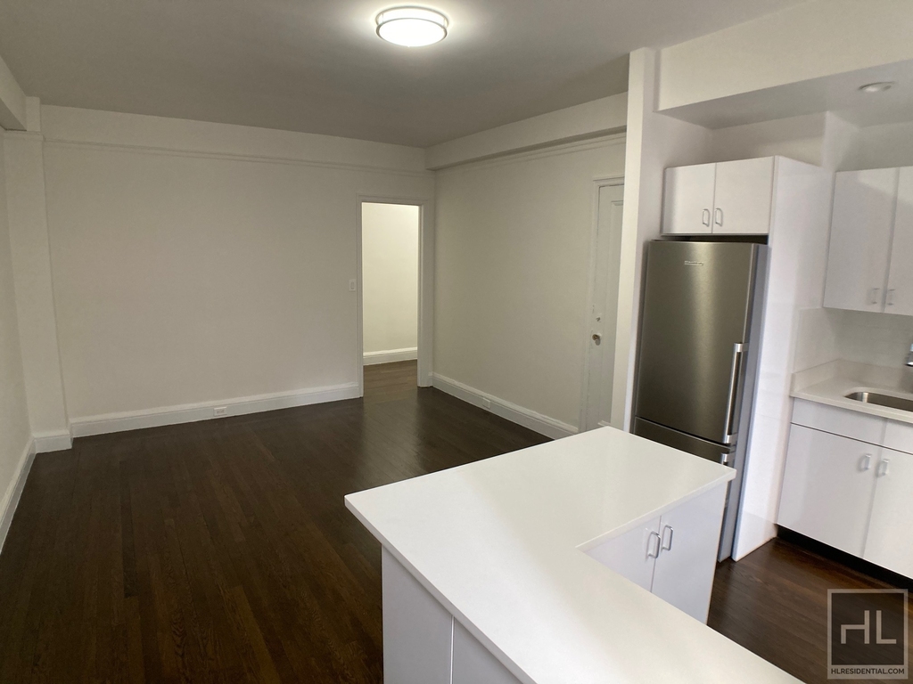 East 46 Street - Photo 2