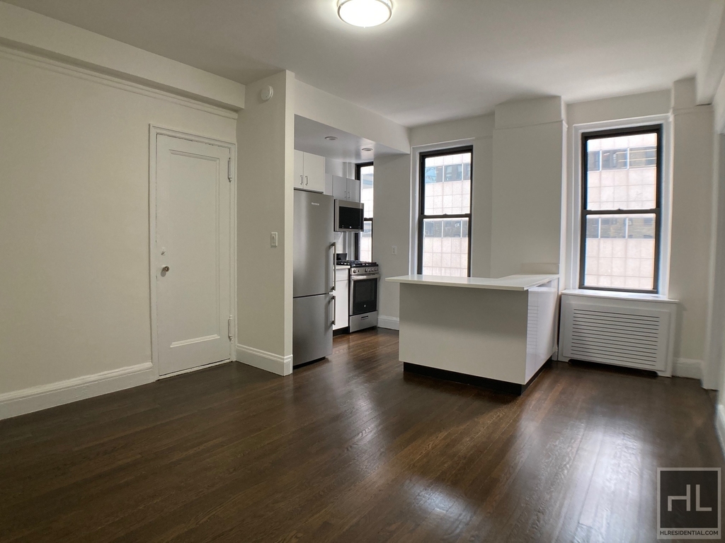 East 46 Street - Photo 0