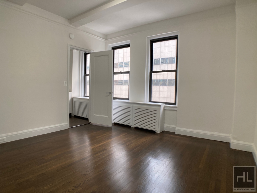East 46 Street - Photo 4