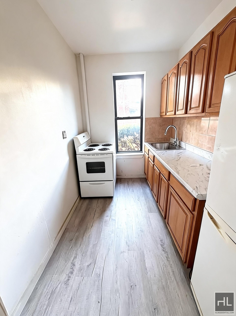West 10 Street - Photo 4