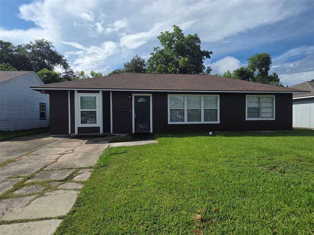 705 N Circle Drive - Photo 1