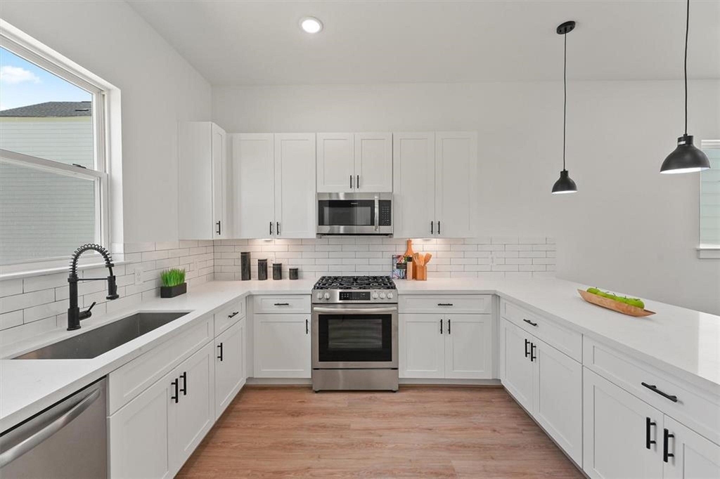 1207 Cavalcade Street - Photo 8
