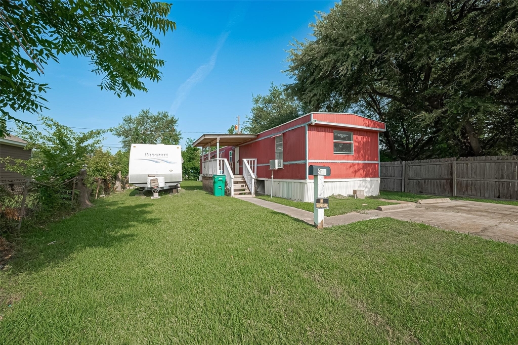 914 Davis Street - Photo 1