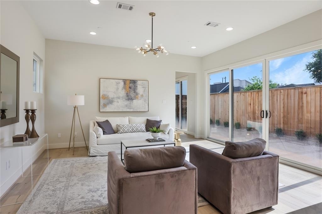 1112 Dart Street - Photo 3