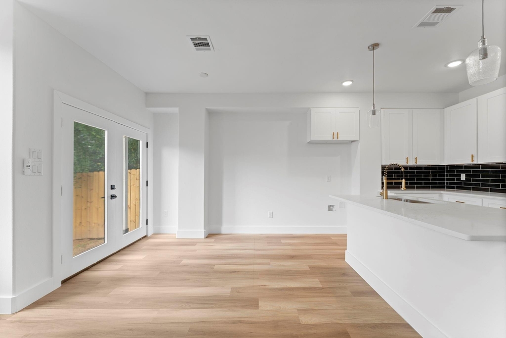 8205 Carver Road - Photo 8