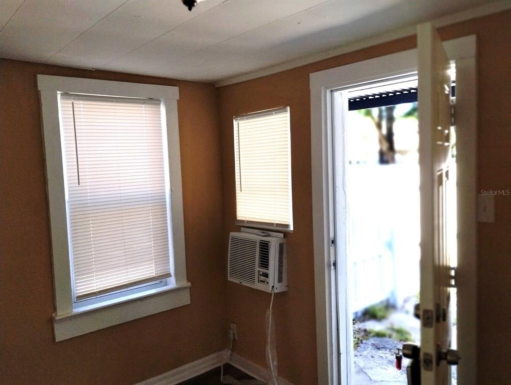 418 E Amelia Avenue - Photo 2