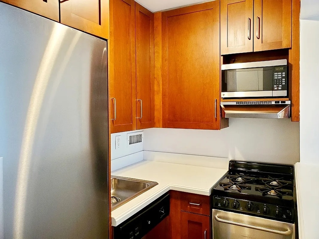 1570 1st Avenue - Photo 3