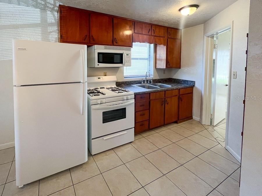1406 Sw 18th Place - Photo 2
