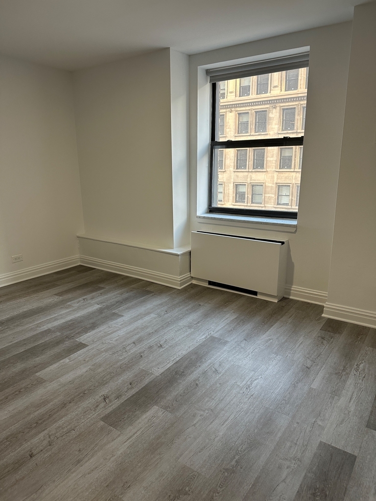 West 34th Street - Photo 11