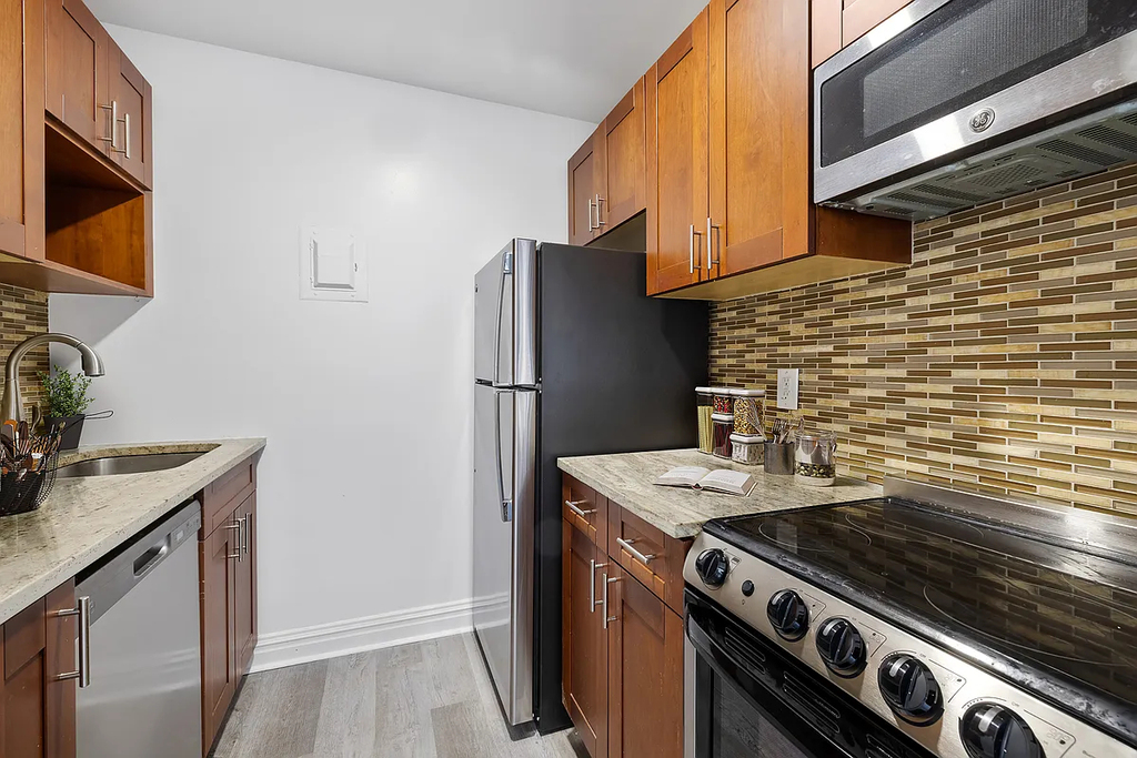 West 34th Street - Photo 2
