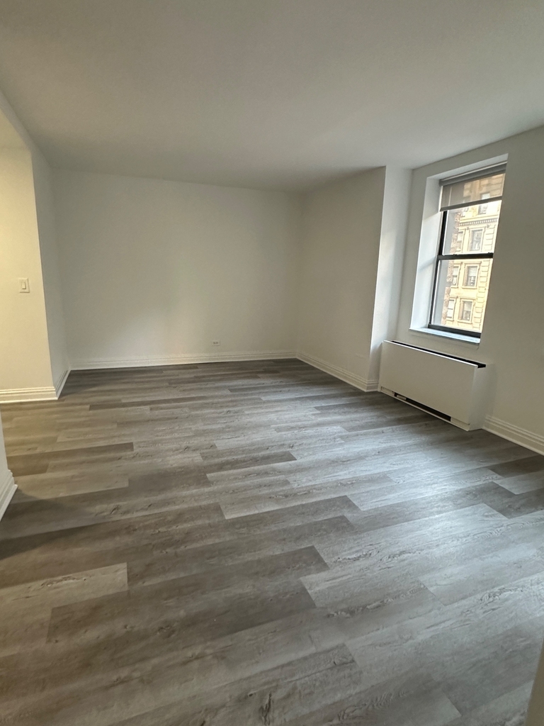 West 34th Street - Photo 6