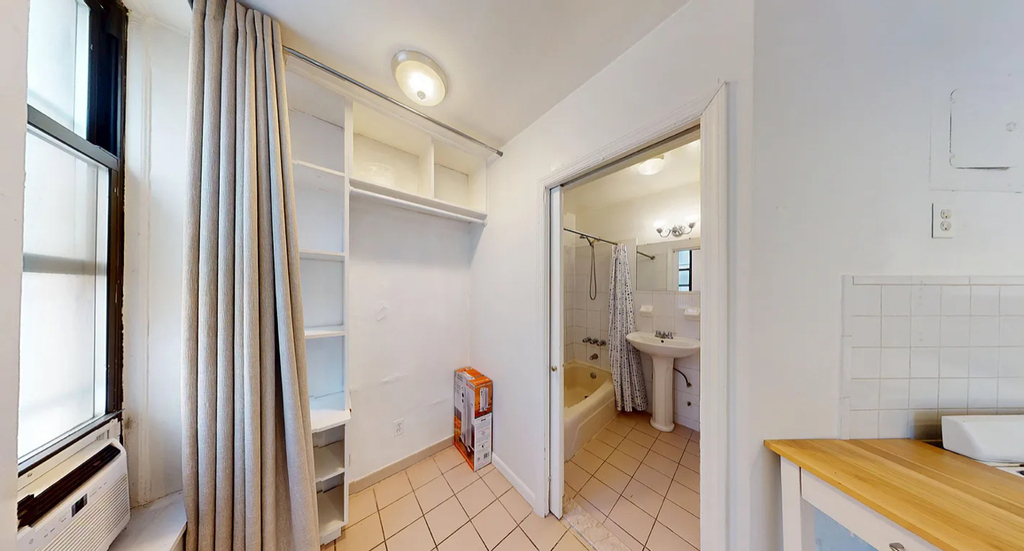 East 65th  Street - Photo 4