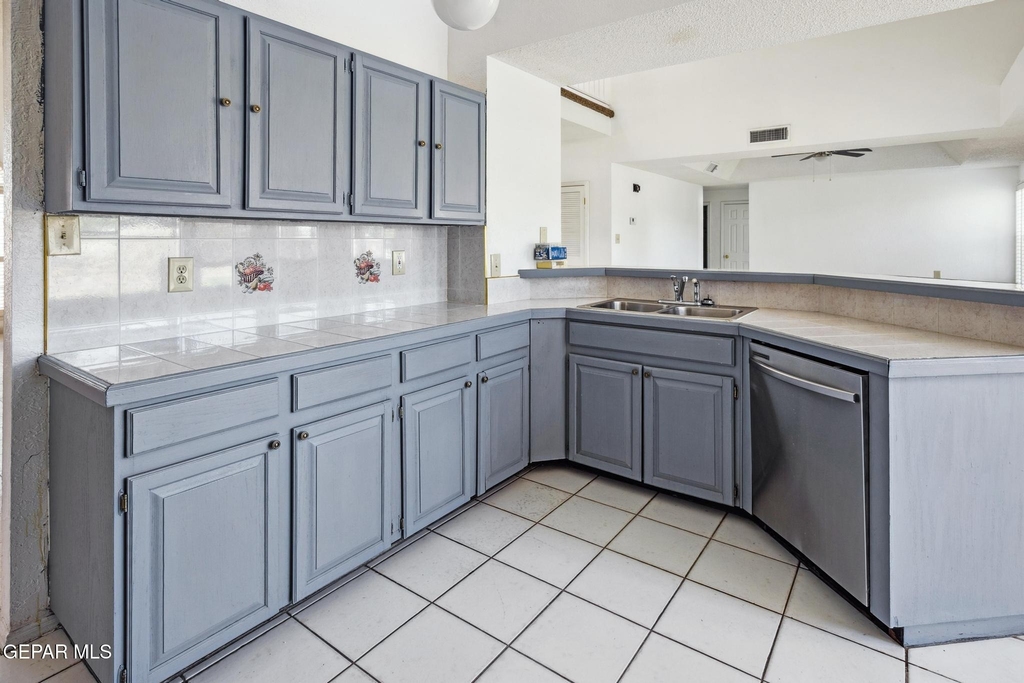 11648 Lake Erie Drive - Photo 11