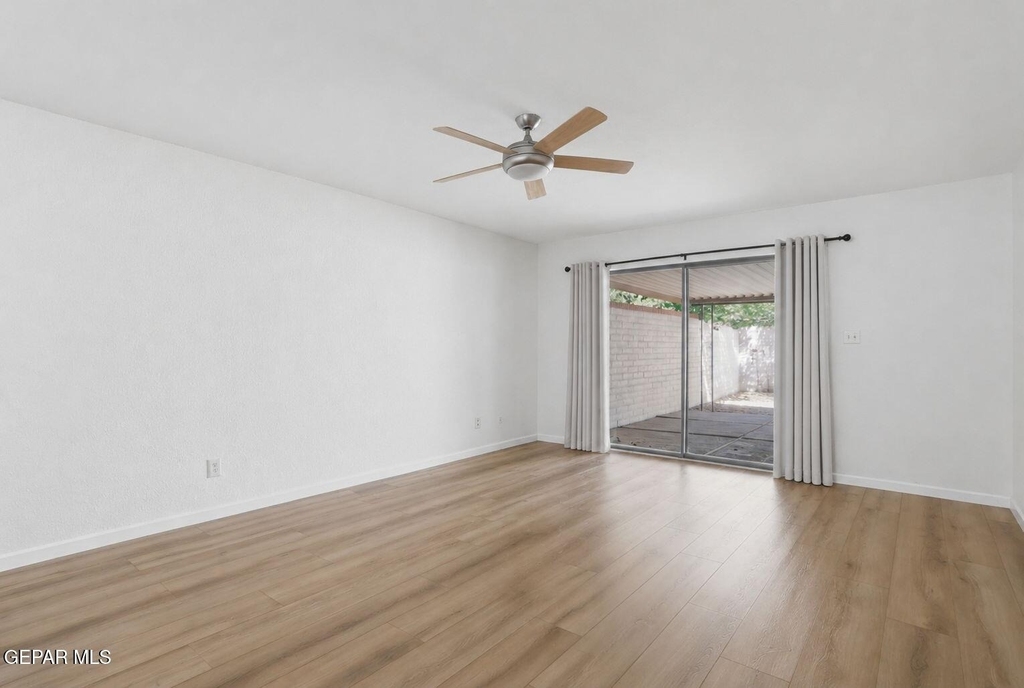 5205 Valley Spring Way - Photo 9