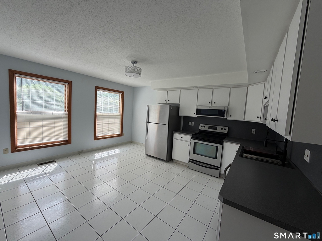 1539 Farmington Avenue - Photo 5