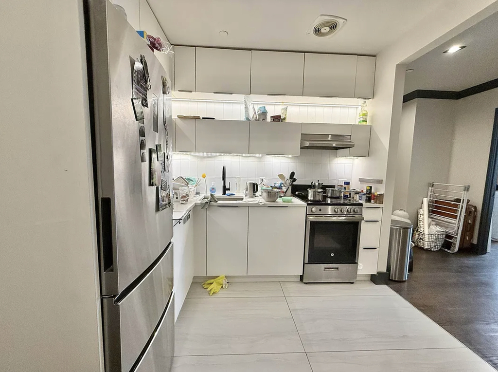 1078 Bergen Street - Photo 2