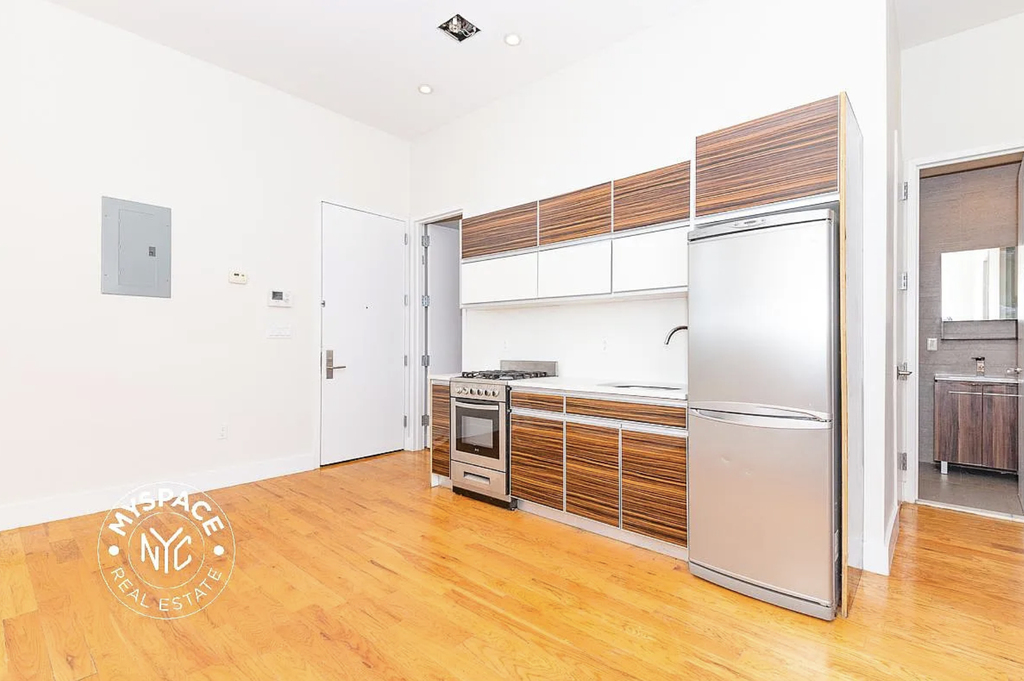 490 Kosciuszko Street - Photo 0