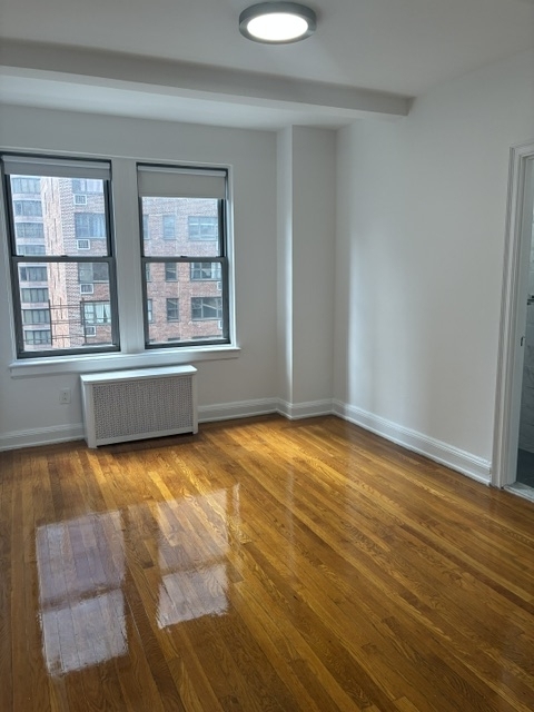 301 East 38th Street - Photo 4
