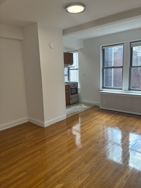 301 East 38th Street - Photo 3