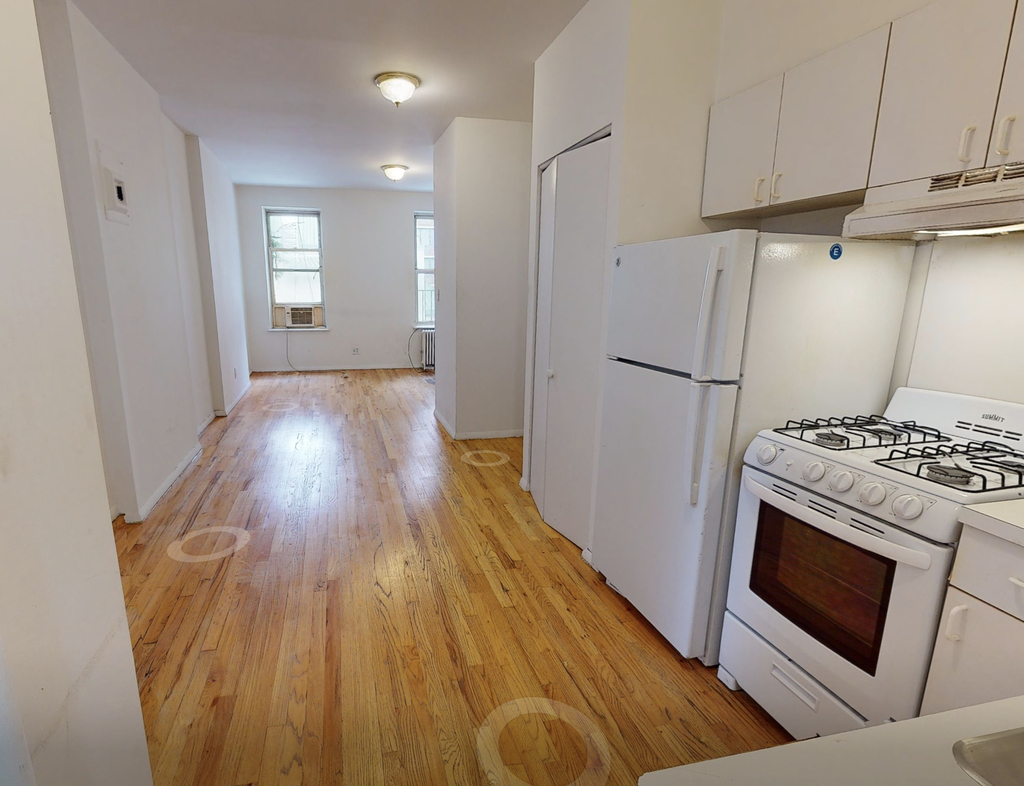 1435 First Avenue - Photo 2